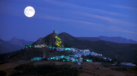 Superluna de Zahara de la Sierra, otra imagen de la Luna de Perigeo en Cadiz